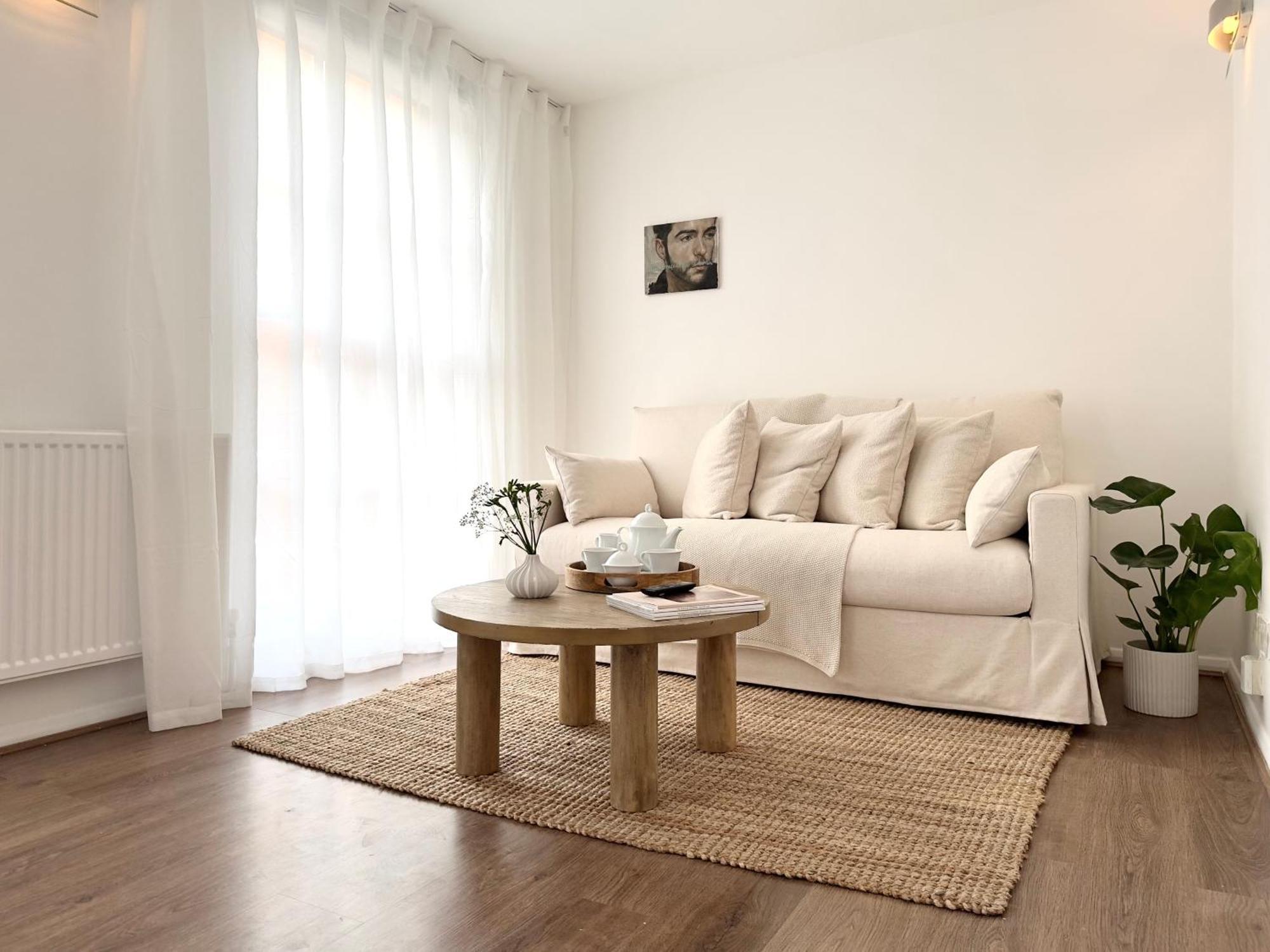 Apartment Chic Marble Arch With 100 Inch Cinema & Premium Mattress, By The Design Traveller