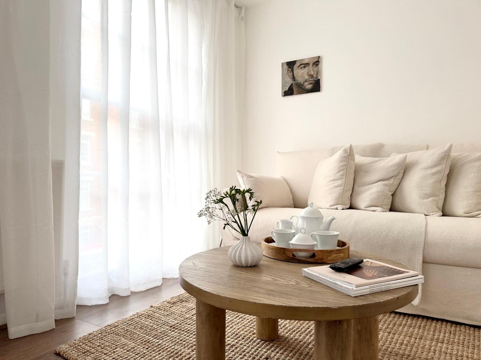 Apartment Chic Marble Arch With 100 Inch Cinema & Premium Mattress, By The Design Traveller London