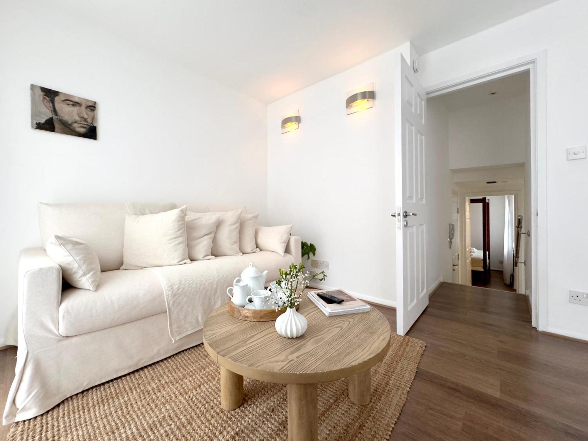 Chic Marble Arch With 100 Inch Cinema & Premium Mattress, By The Design Traveller * London