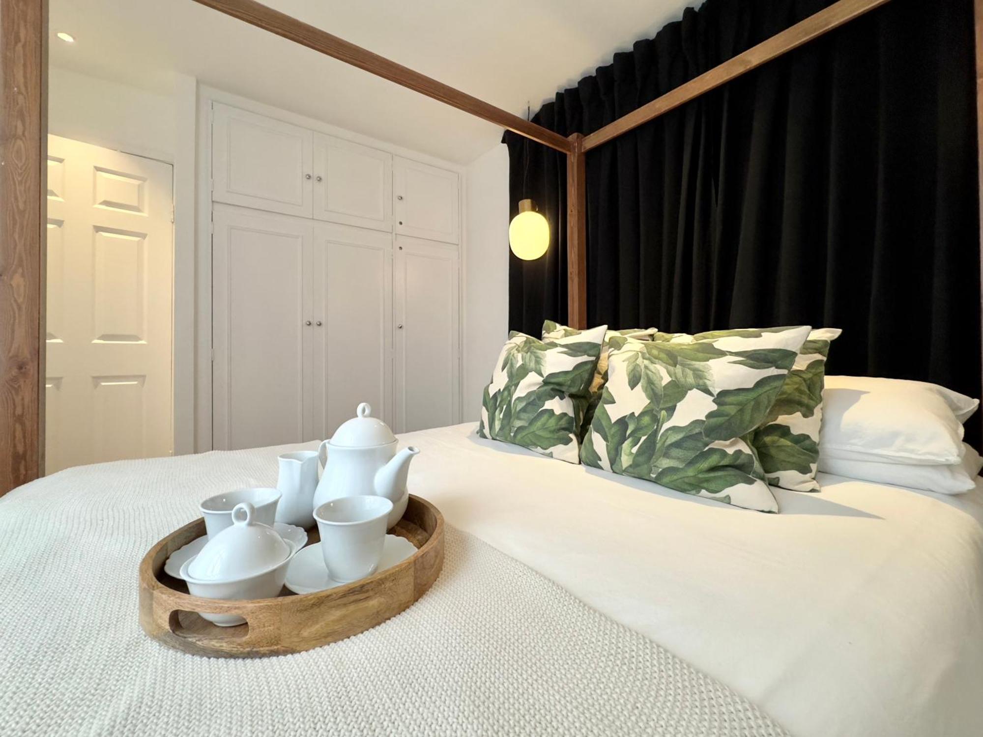 Apartment Chic Marble Arch With 100 Inch Cinema & Premium Mattress, By The Design Traveller *