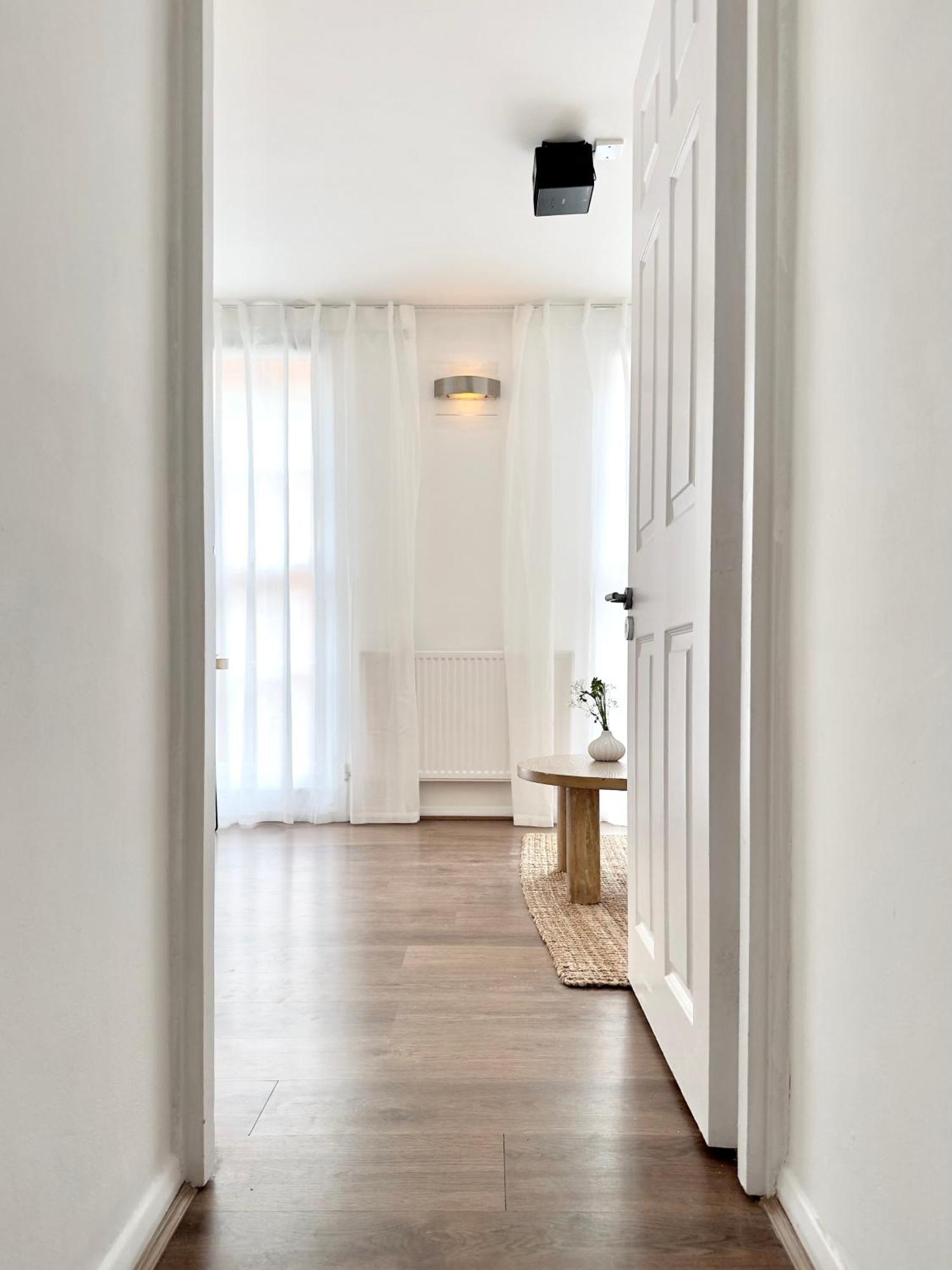Chic Marble Arch With 100 Inch Cinema & Premium Mattress, By The Design Traveller Apartment *