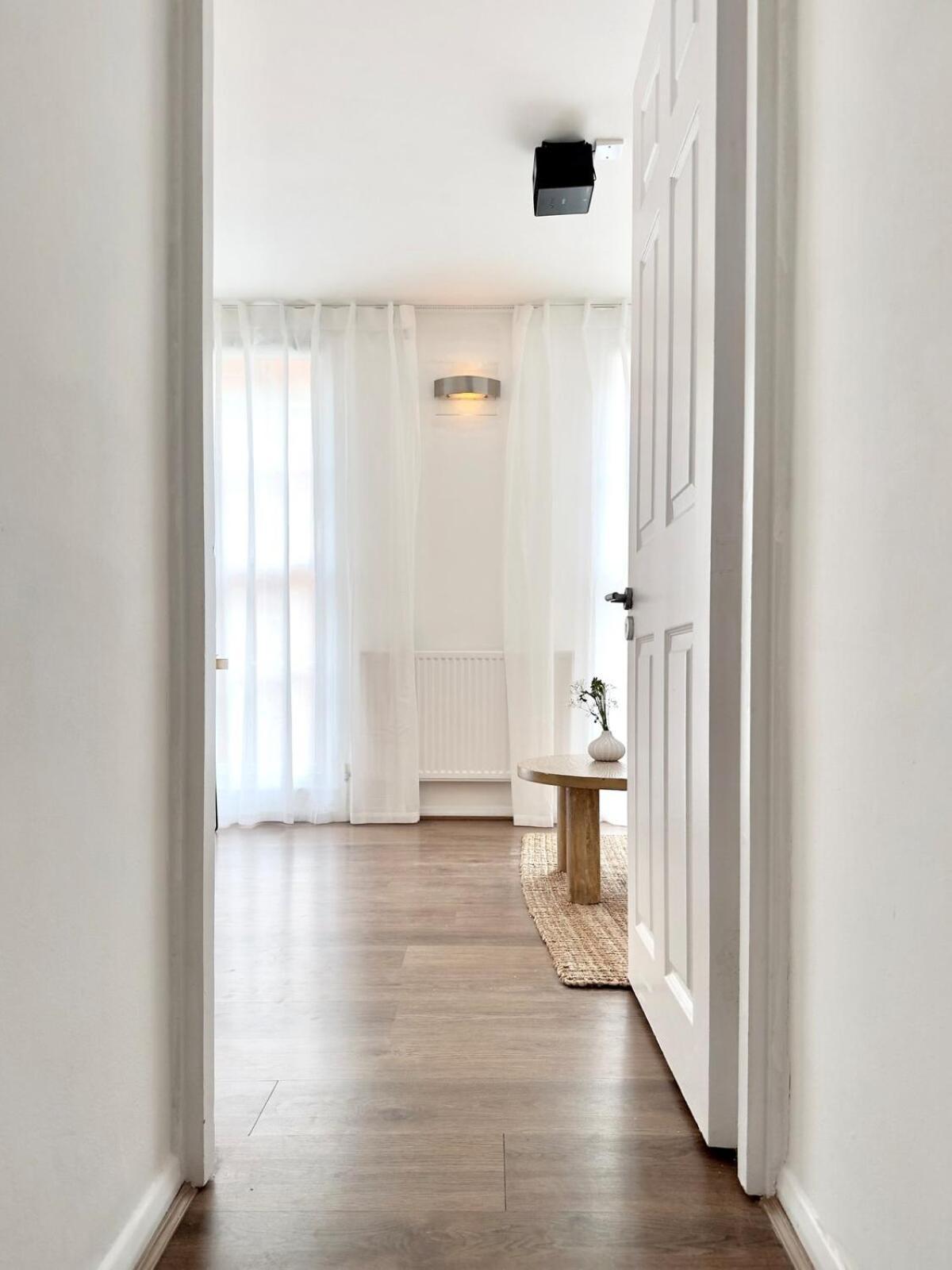 Chic Marble Arch With 100 Inch Cinema & Premium Mattress, By The Design Traveller Apartment *