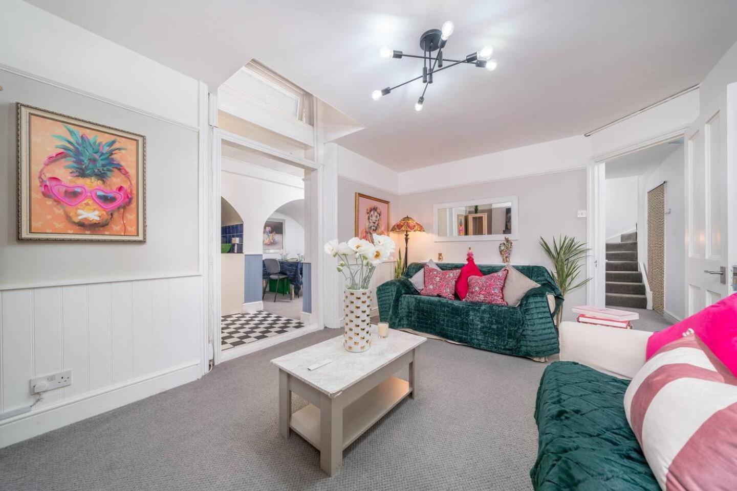 Niru Experience Chelsea Oasis With Courtyard Londen