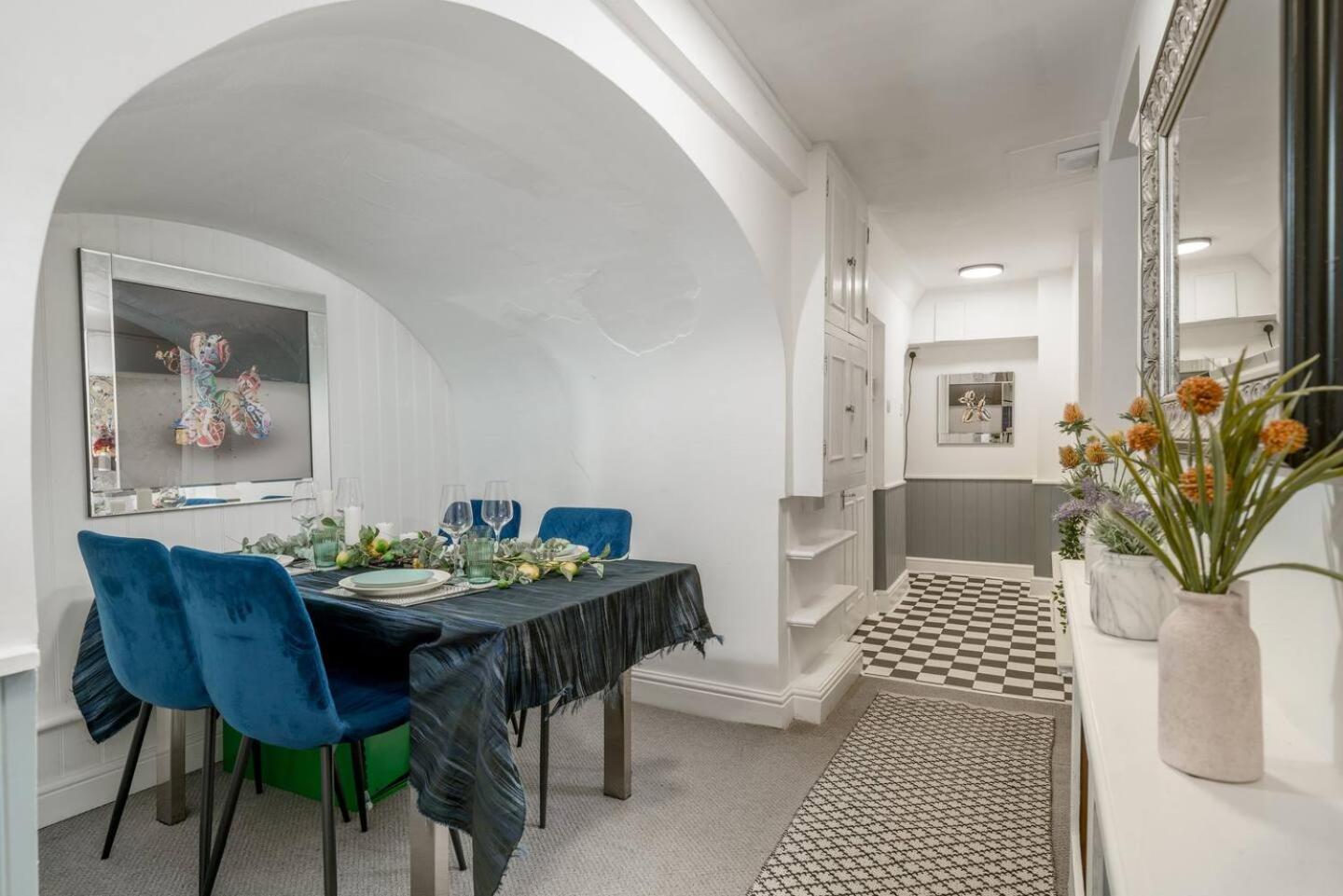 Niru Experience Chelsea Oasis With Courtyard * Londen