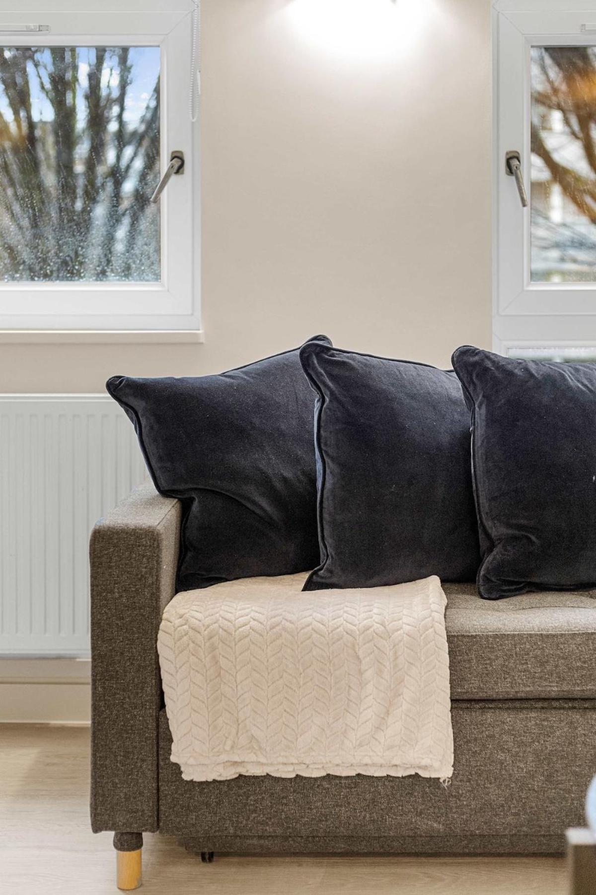 Modern Comfort In Prime Location *
