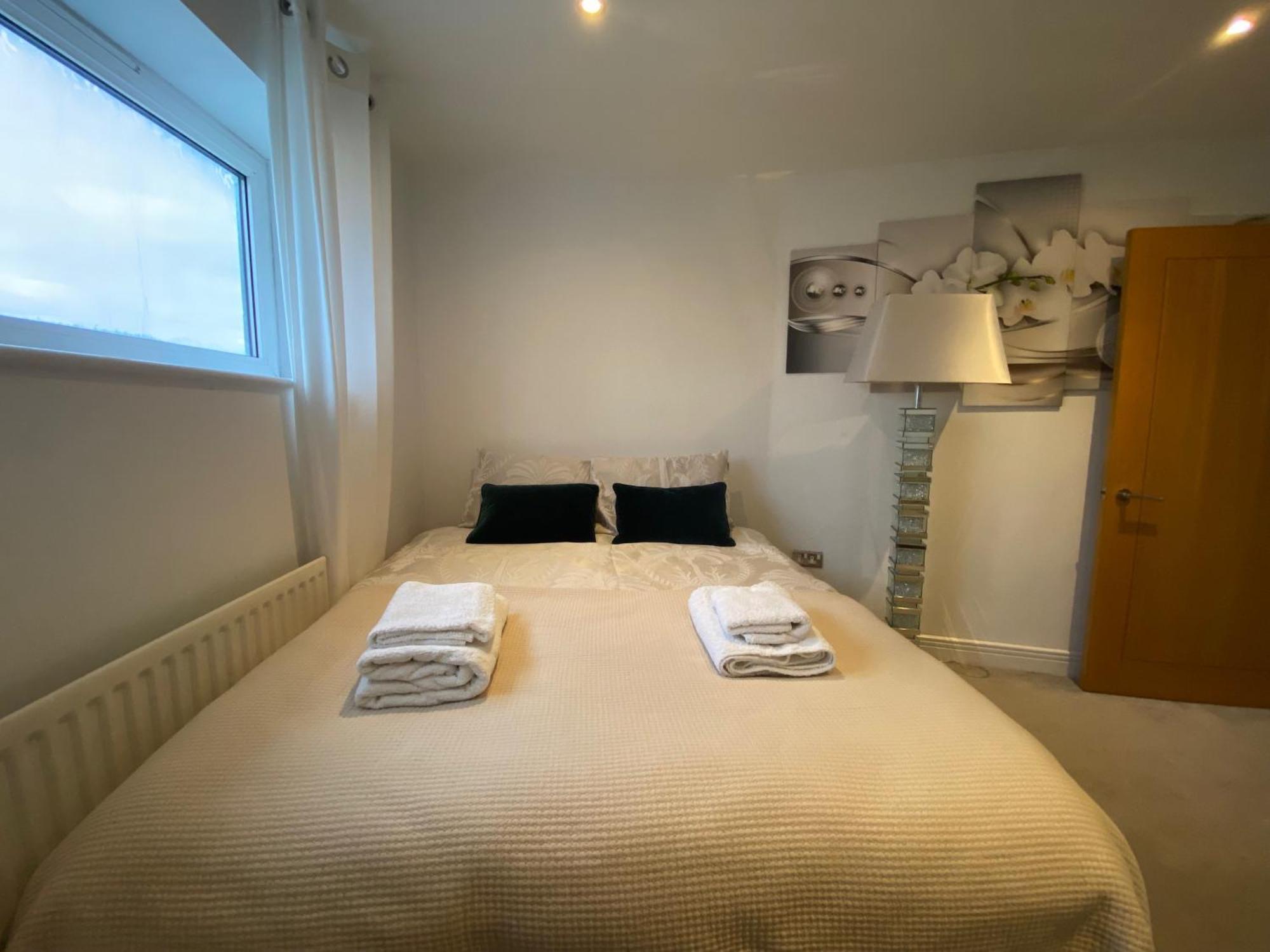 2 Bed Parking Balcony River View Apartment London