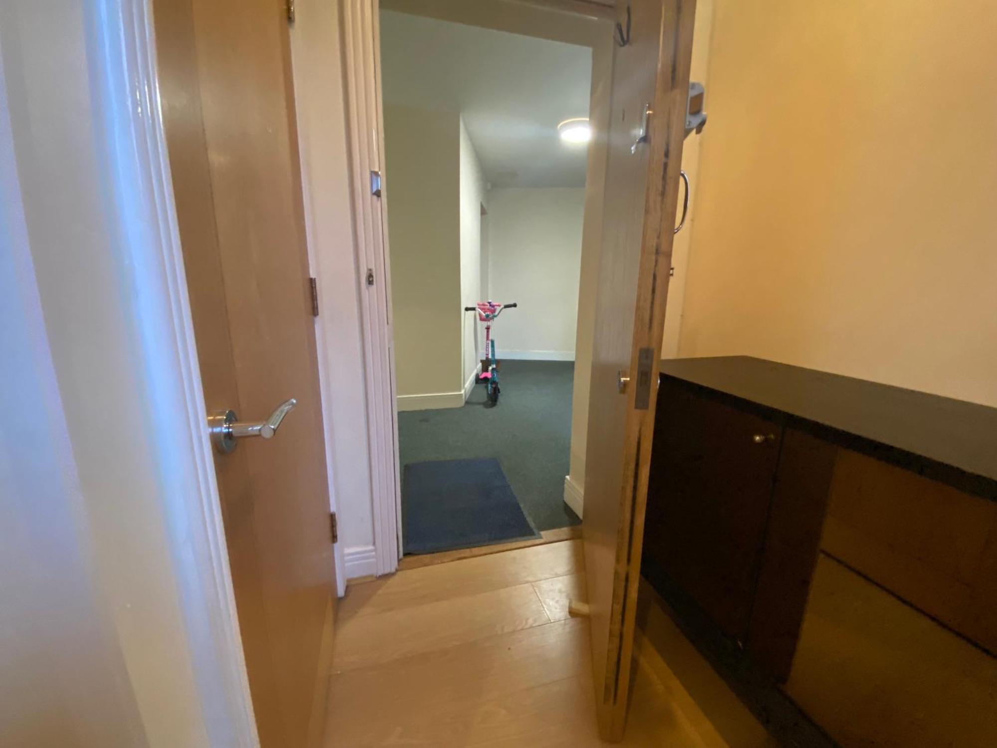 2 Bed Parking Balcony River View Apartment London