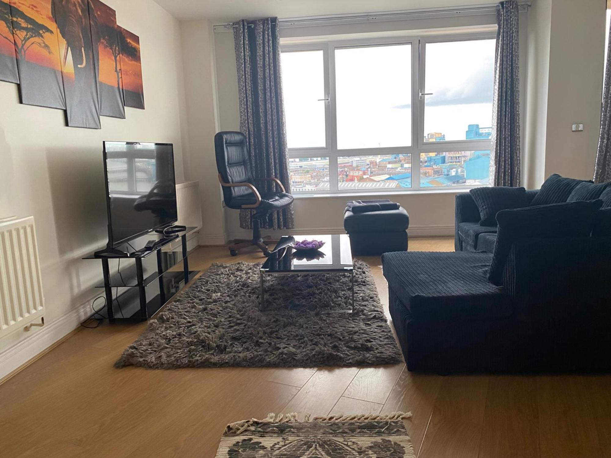 2 Bed Parking Balcony River View * London