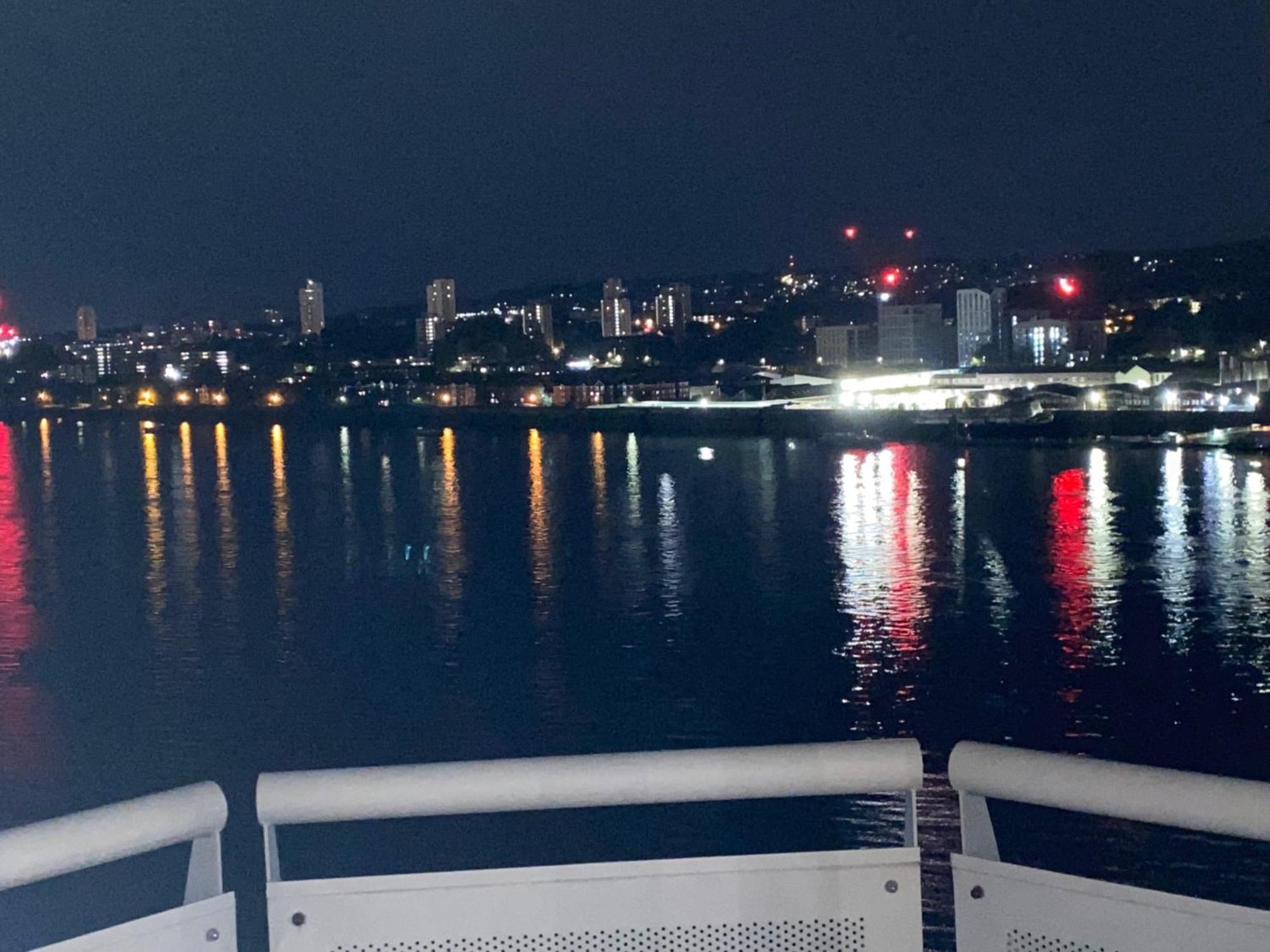 2 Bed Parking Balcony River View Apartment London