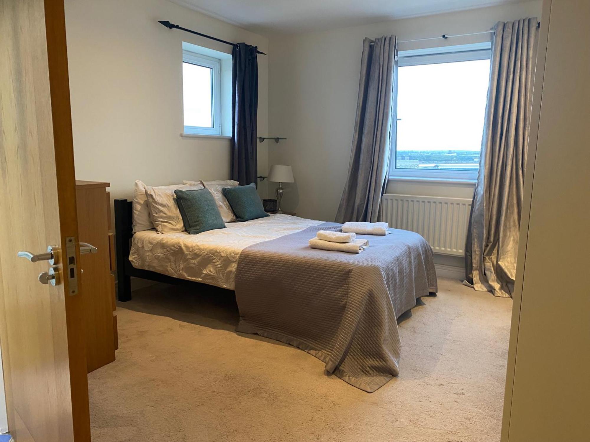 Apartment 2 Bed Parking Balcony River View *
