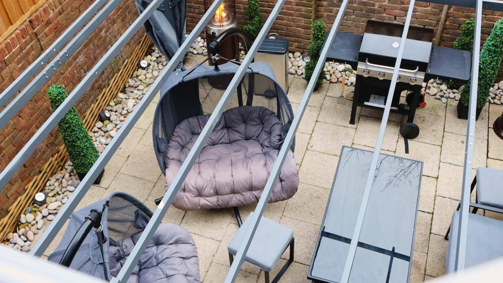 Housesleep14-freep-garden-bbq-patio-pooltable Holiday home