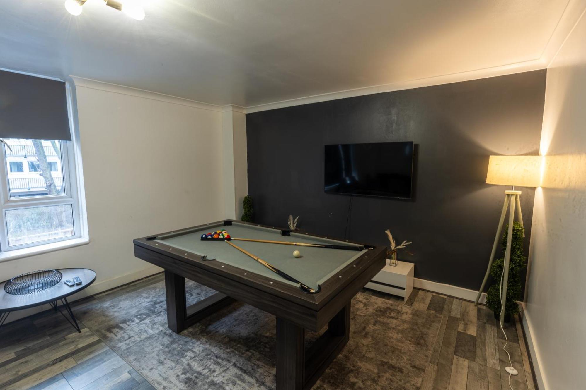 Housesleep14-freep-garden-bbq-patio-pooltable Holiday home London