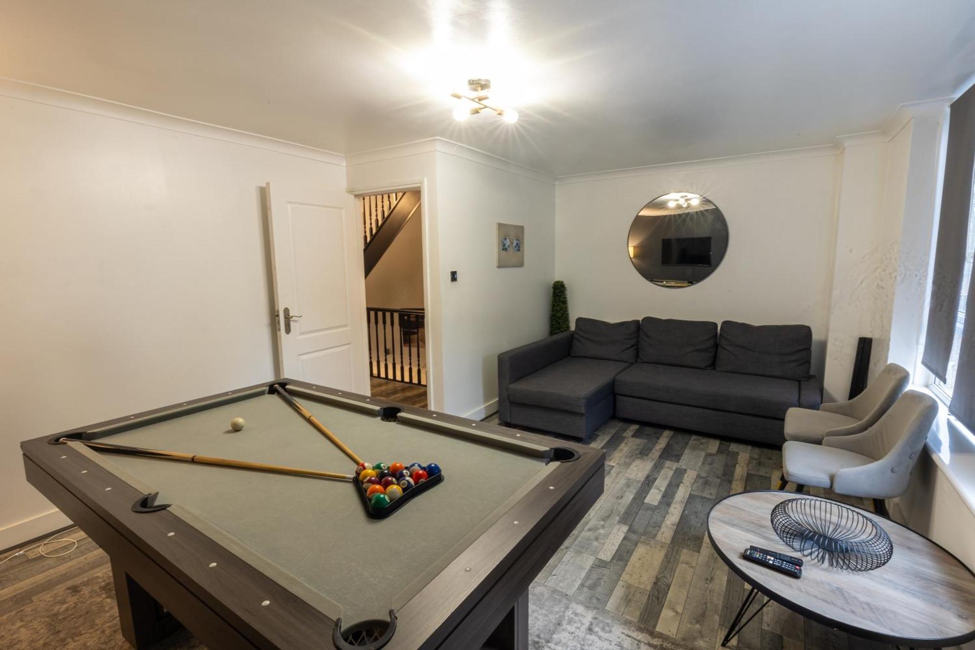 Housesleep14-freep-garden-bbq-patio-pooltable London