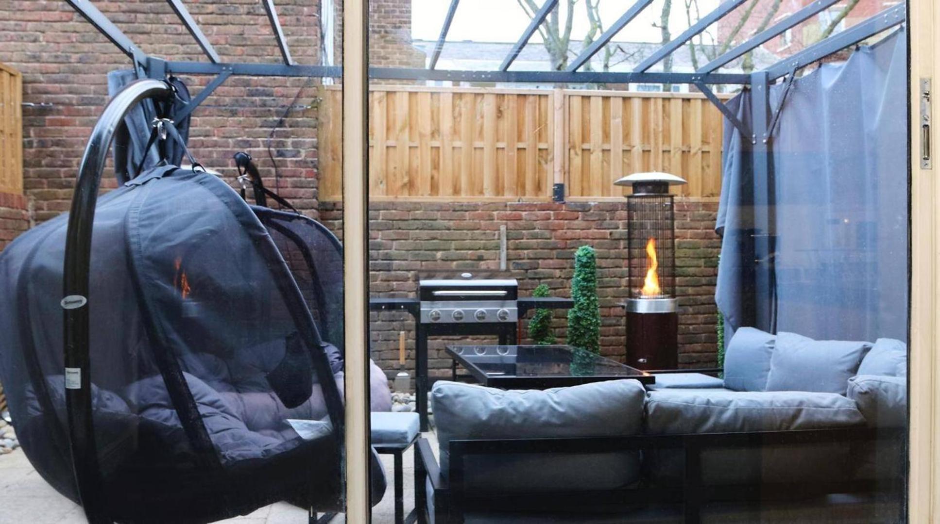 Housesleep14-freep-garden-bbq-patio-pooltable Holiday home London