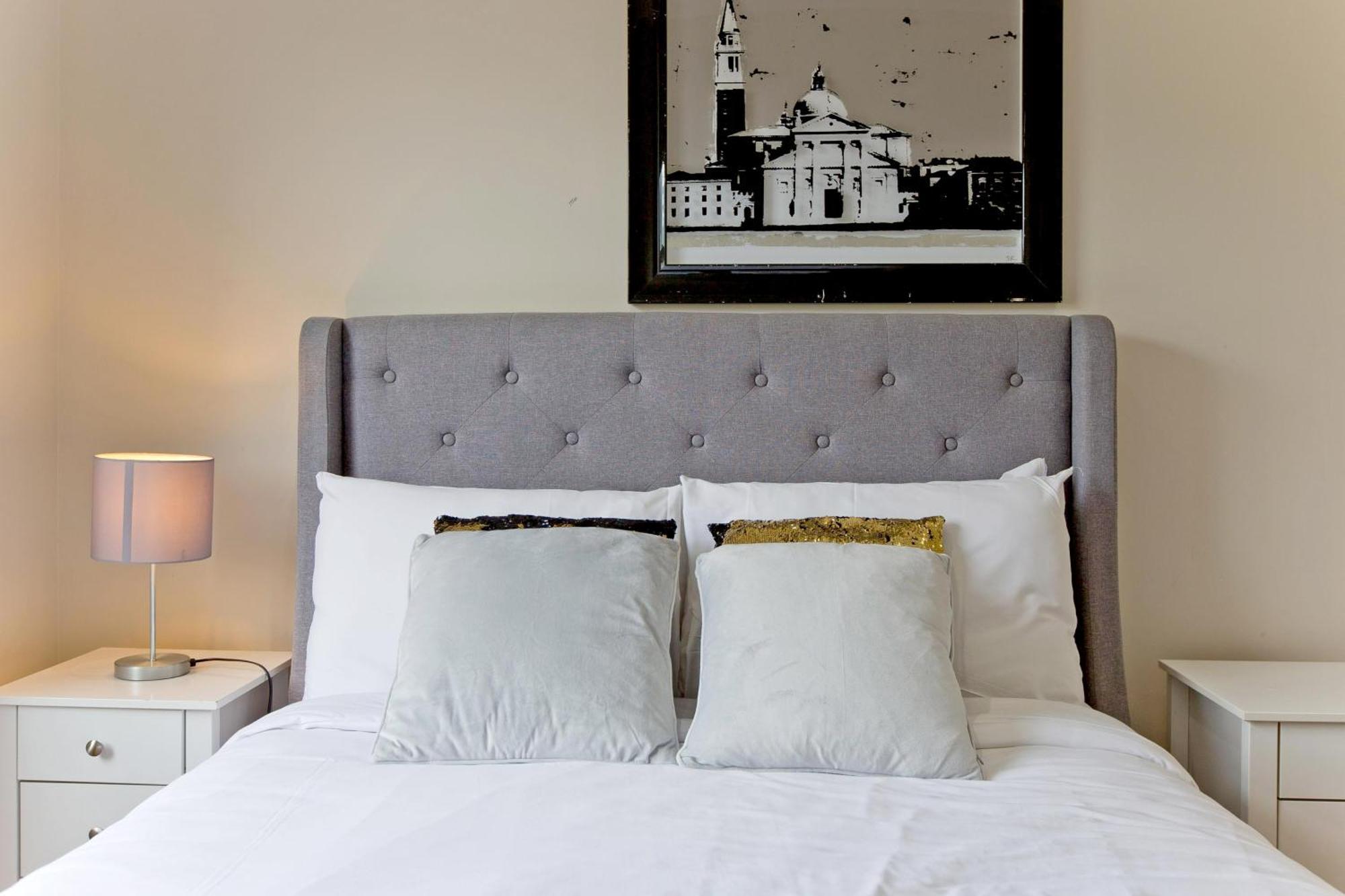 Family Kensington 2 Bed 07 Apartment London