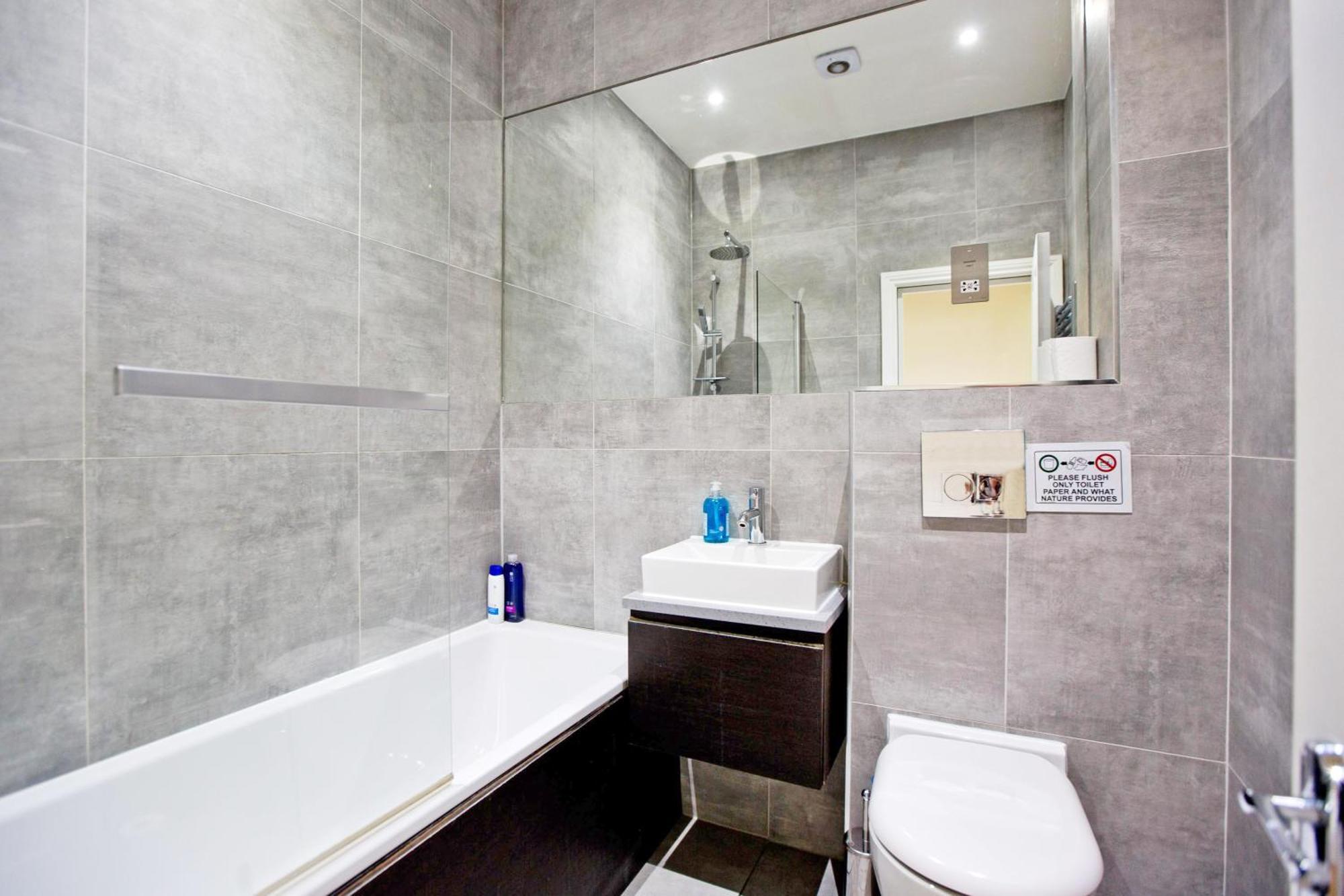 Family Kensington 2 Bed 07 Apartment *