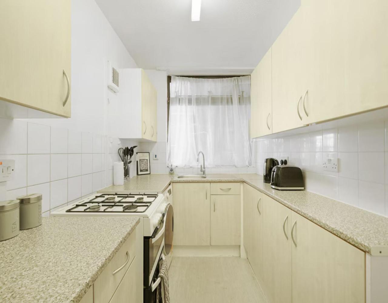 Apartment Stylish Two Bedroom London, West Kensington
