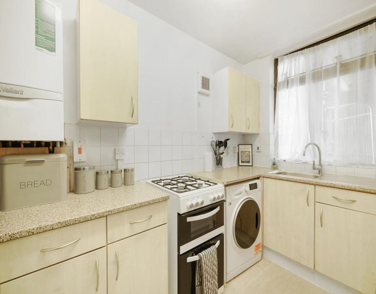 Stylish Two Bedroom London, West Kensington Apartment *