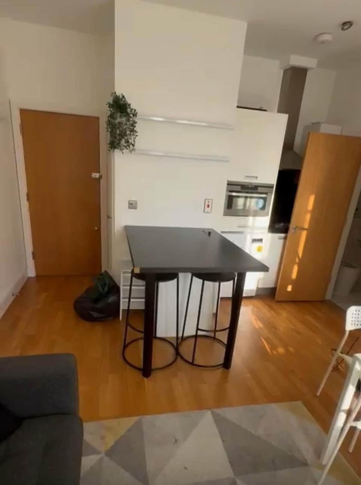 Leilighet Lovely High Street 30 Seconds From Station London