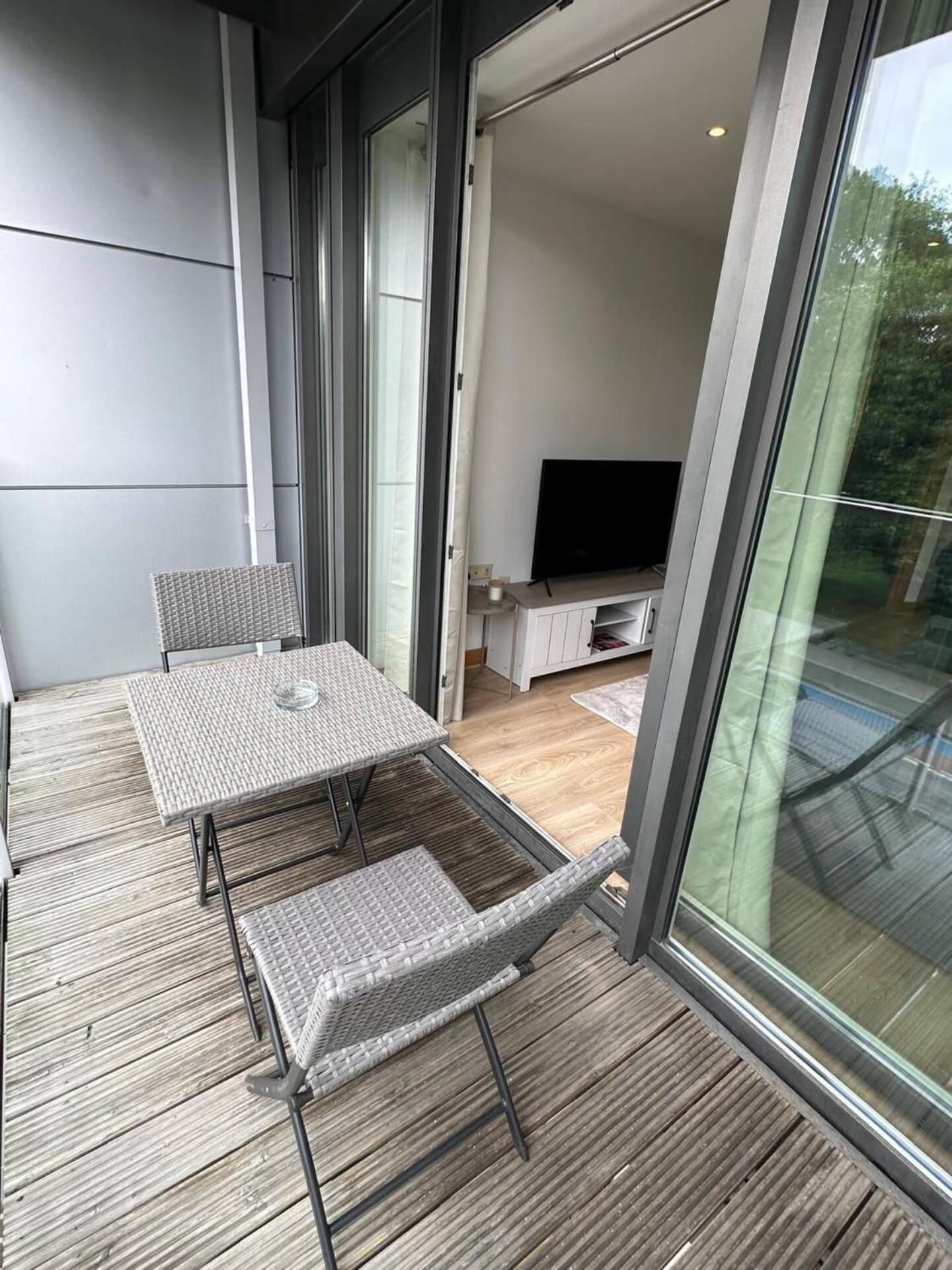 Modern Chelsea Bridge - Battersea Park View Apartment *