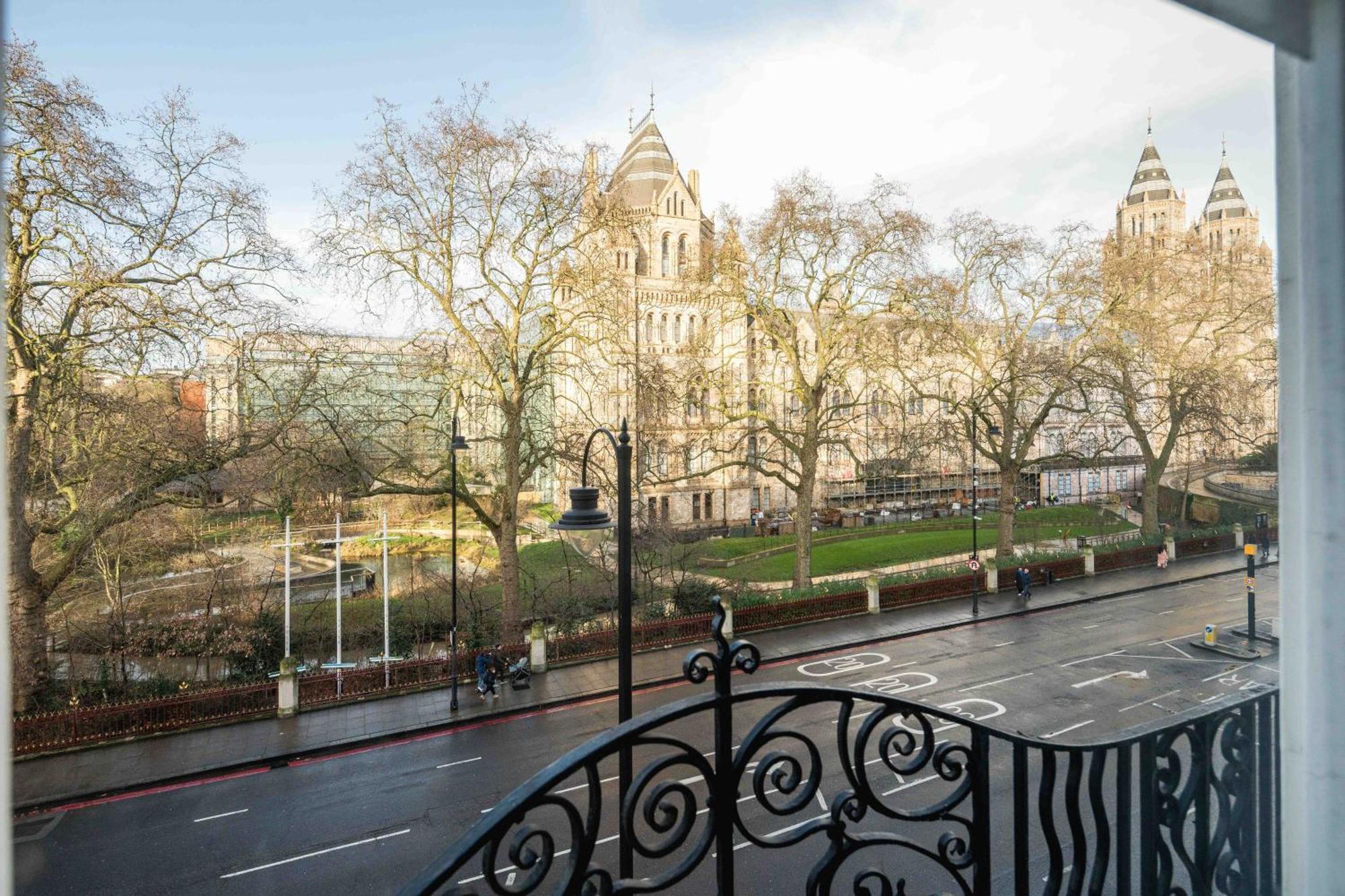 Kensington Muse Apartment *