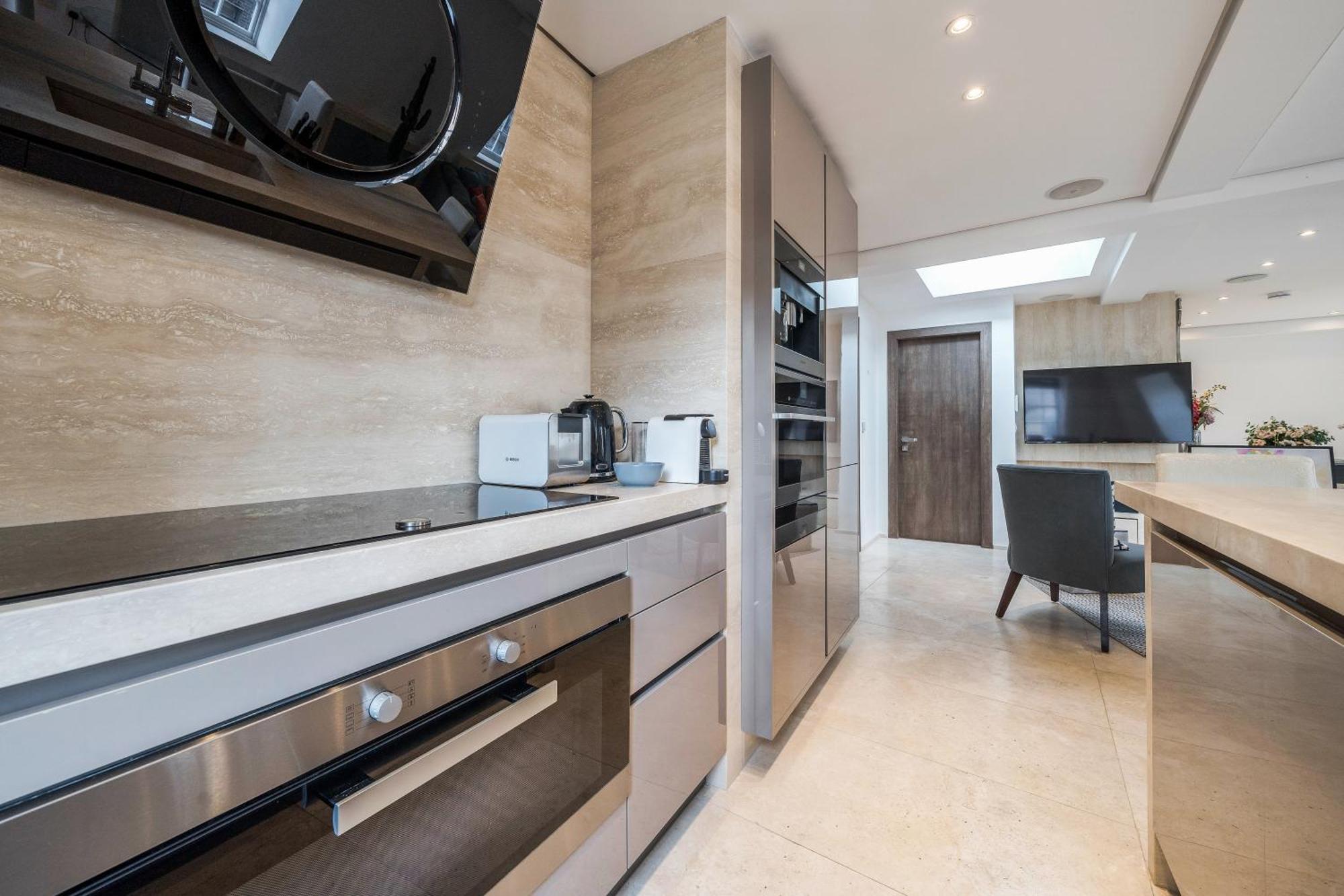 Mr Charing Apartment *