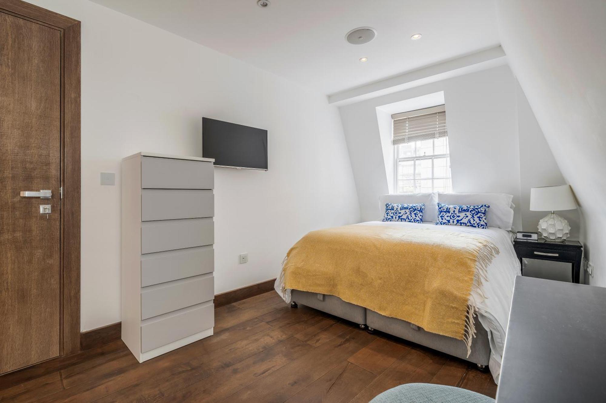 Mr Charing Apartment *
