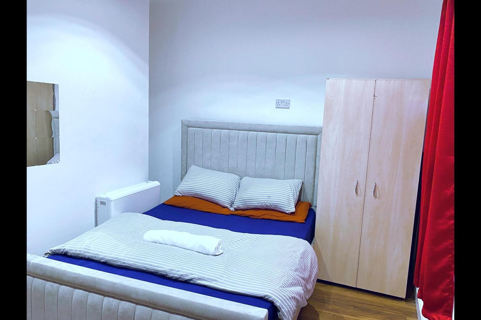One Bedroom Spacious Step4 Ltd Apartment London