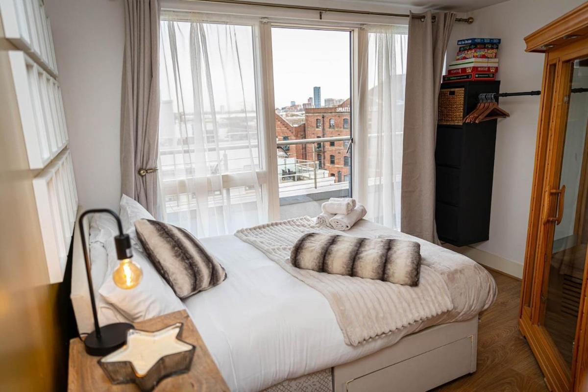 Penthouse - Canary Wharf - 24 Hr Concierge, Gym, Hot Tub, Sauna, Balcony, Terrace *