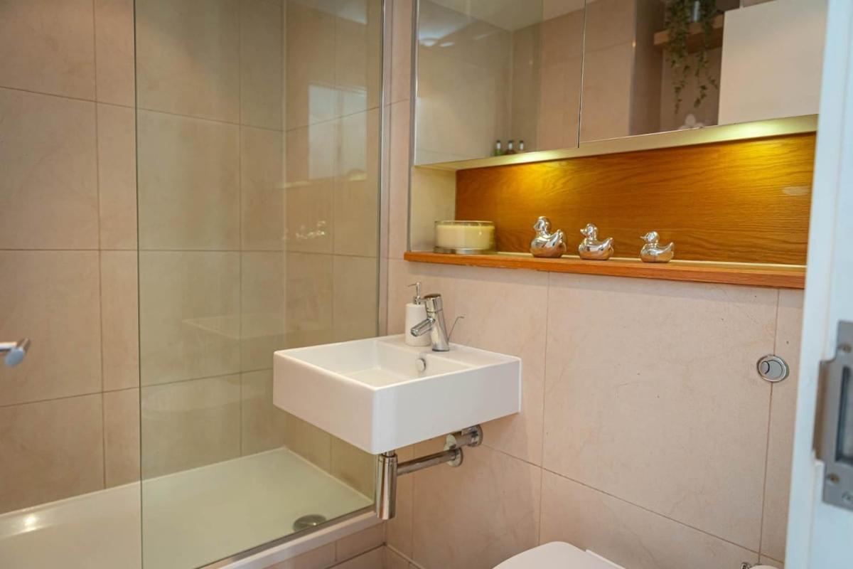 Penthouse - Canary Wharf - 24 Hr Concierge, Gym, Hot Tub, Sauna, Balcony, Terrace Apartment London