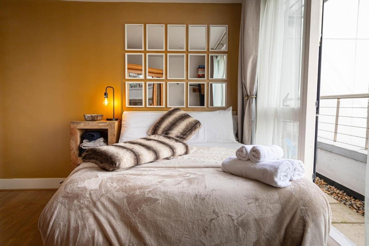 Penthouse - Canary Wharf - 24 Hr Concierge, Gym, Hot Tub, Sauna, Balcony, Terrace Apartment