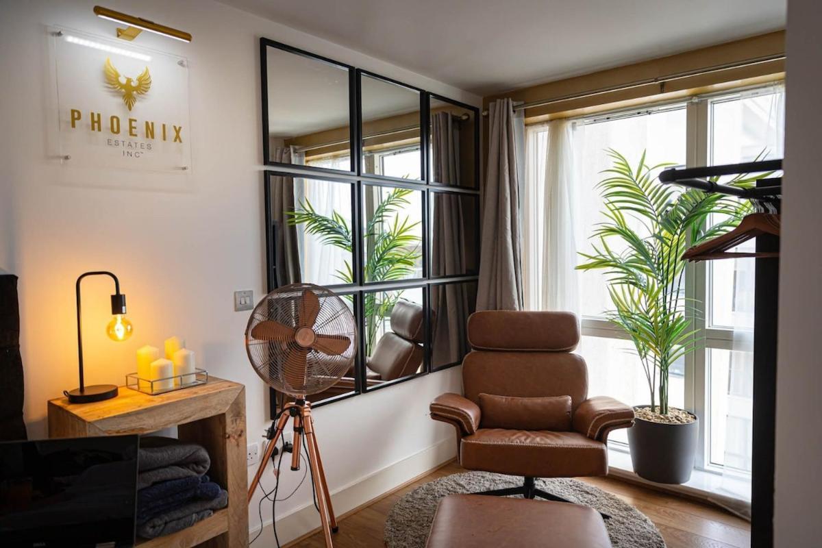 Penthouse - Canary Wharf - 24 Hr Concierge, Gym, Hot Tub, Sauna, Balcony, Terrace