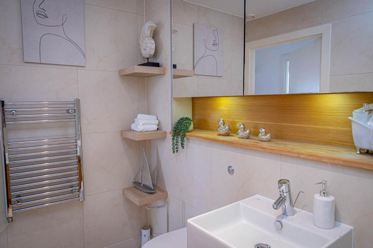 Apartment Penthouse - Canary Wharf - 24 Hr Concierge, Gym, Hot Tub, Sauna, Balcony, Terrace *