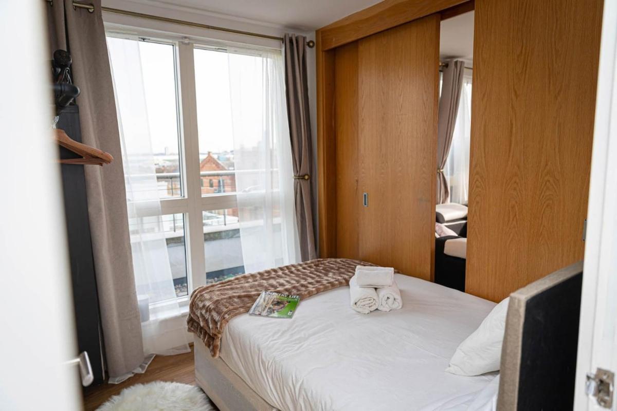 Penthouse - Canary Wharf - 24 Hr Concierge, Gym, Hot Tub, Sauna, Balcony, Terrace London