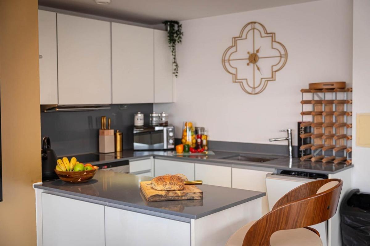 Penthouse - Canary Wharf - 24 Hr Concierge, Gym, Hot Tub, Sauna, Balcony, Terrace Apartment *