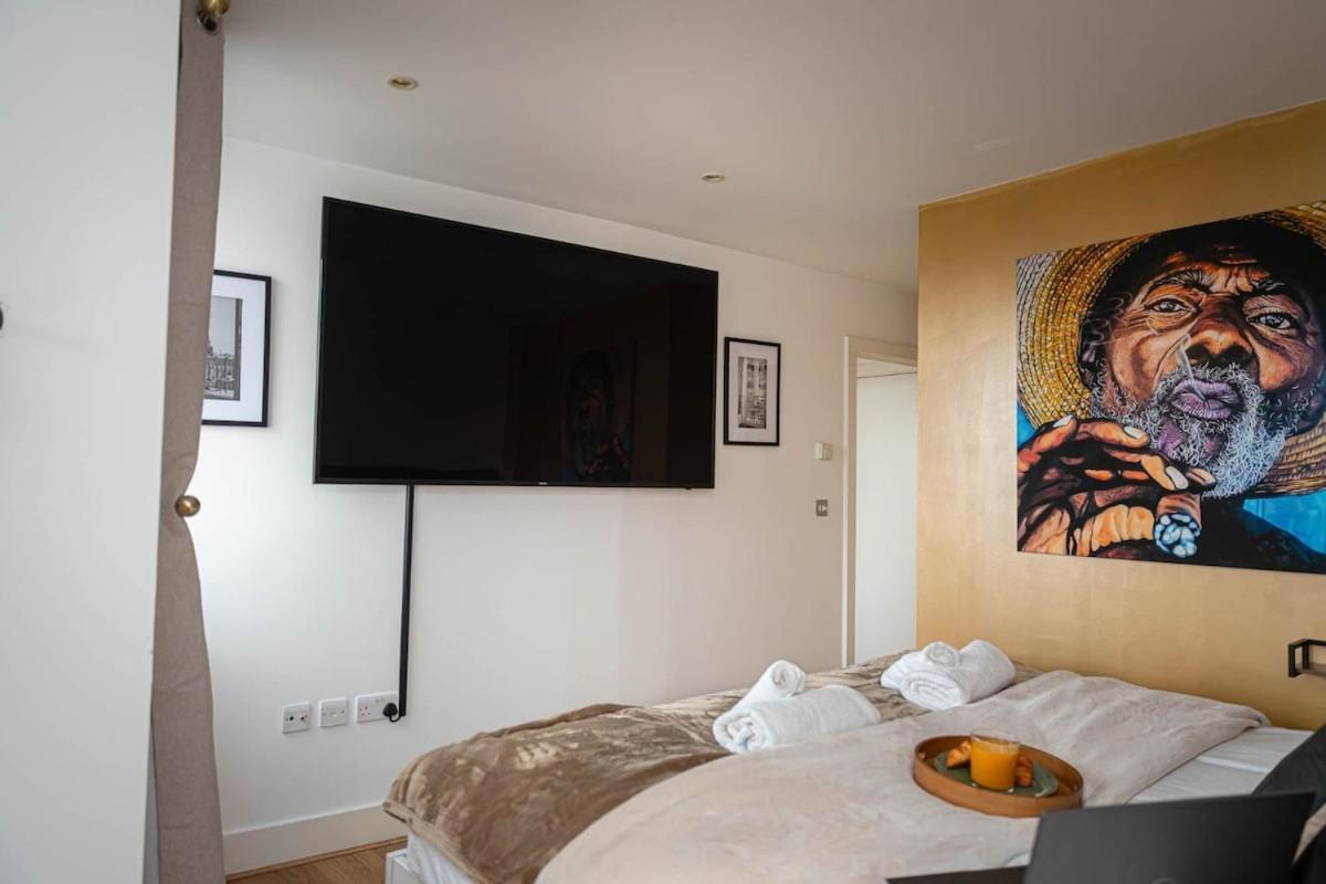 Penthouse - Canary Wharf - 24 Hr Concierge, Gym, Hot Tub, Sauna, Balcony, Terrace Apartment