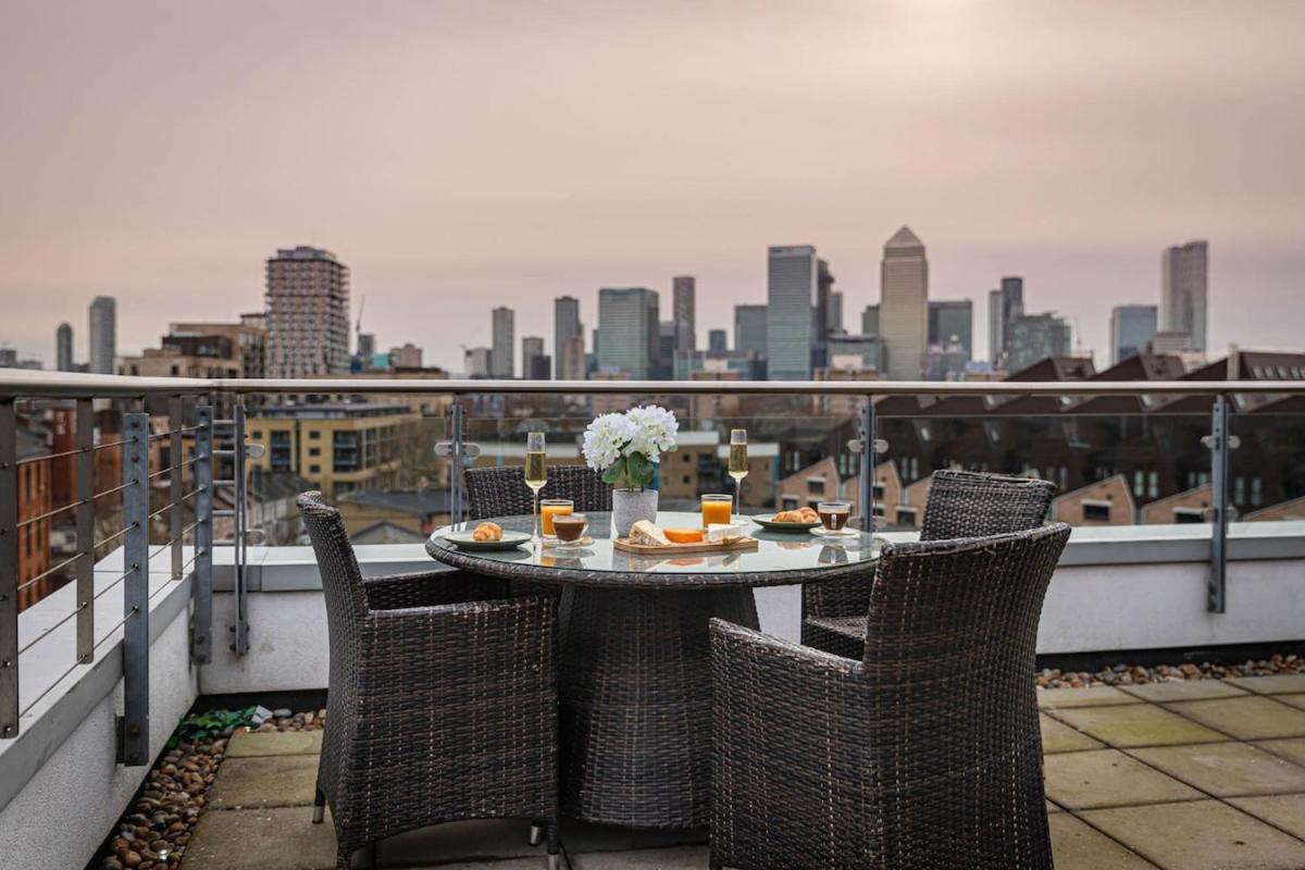 Apartment Penthouse - Canary Wharf - 24 Hr Concierge, Gym, Hot Tub, Sauna, Balcony, Terrace *