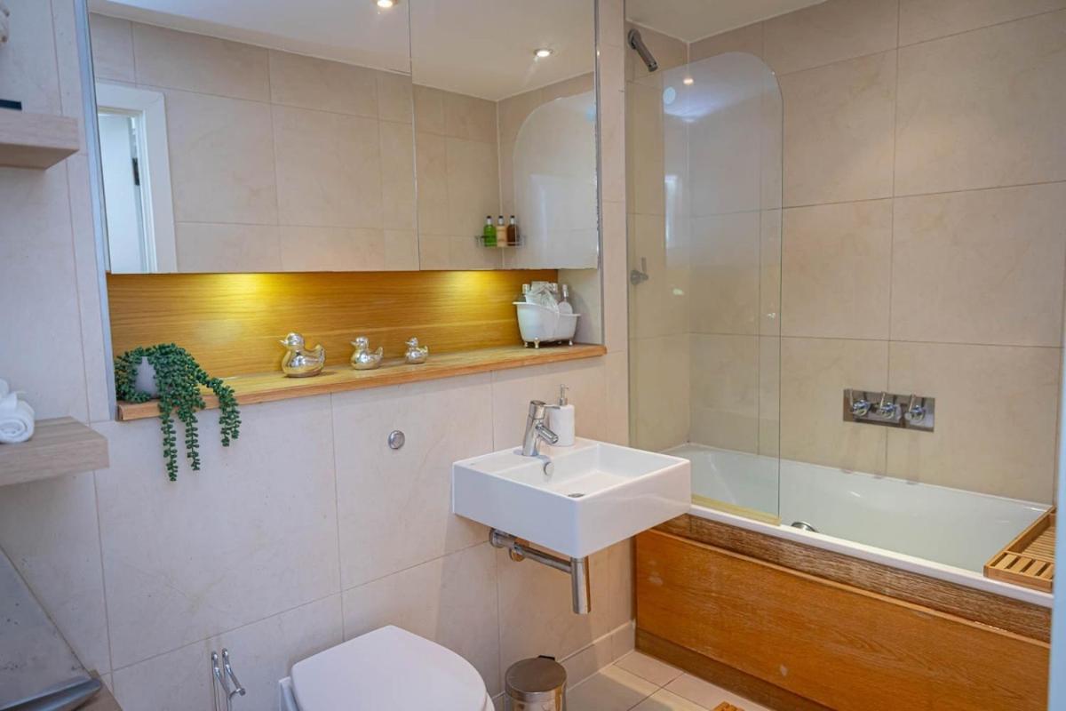 Apartment Penthouse - Canary Wharf - 24 Hr Concierge, Gym, Hot Tub, Sauna, Balcony, Terrace London