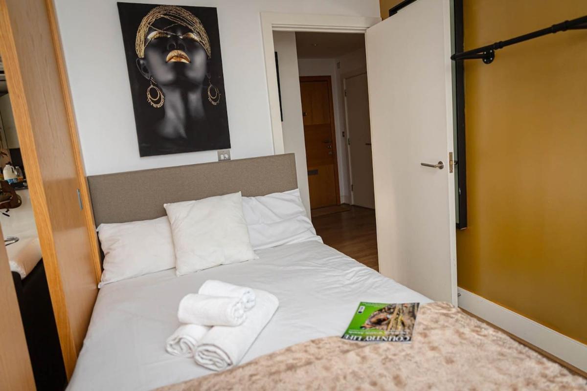 Apartment Penthouse - Canary Wharf - 24 Hr Concierge, Gym, Hot Tub, Sauna, Balcony, Terrace