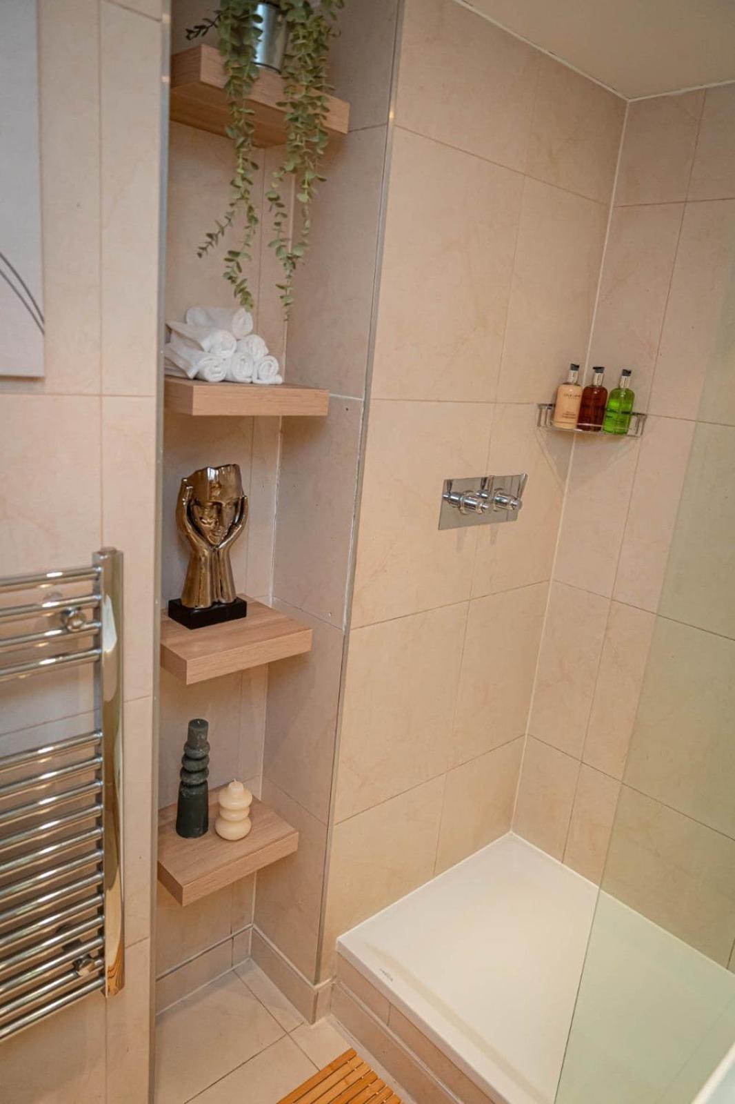 Penthouse - Canary Wharf - 24 Hr Concierge, Gym, Hot Tub, Sauna, Balcony, Terrace * London