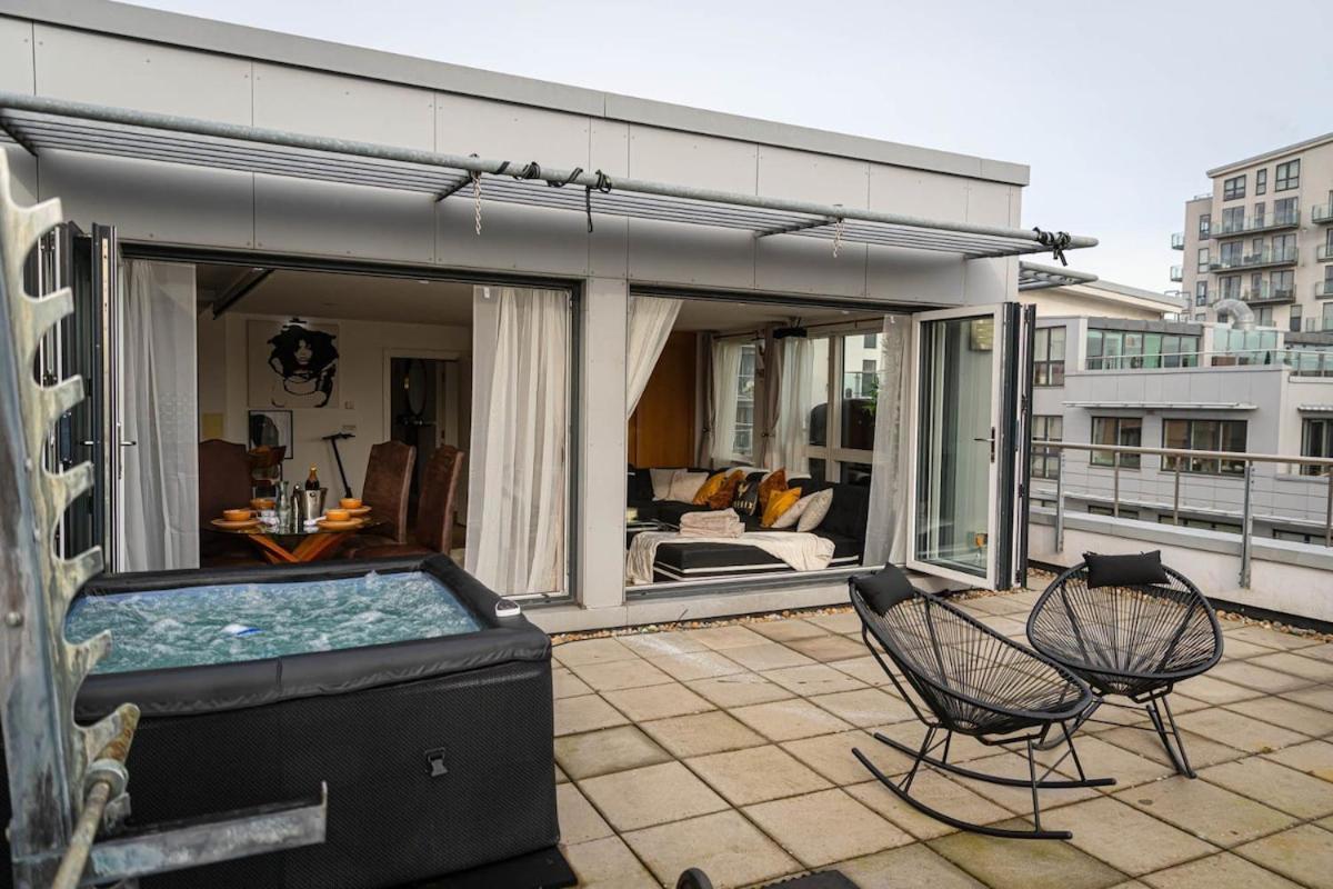 Penthouse - Canary Wharf - 24 Hr Concierge, Gym, Hot Tub, Sauna, Balcony, Terrace *