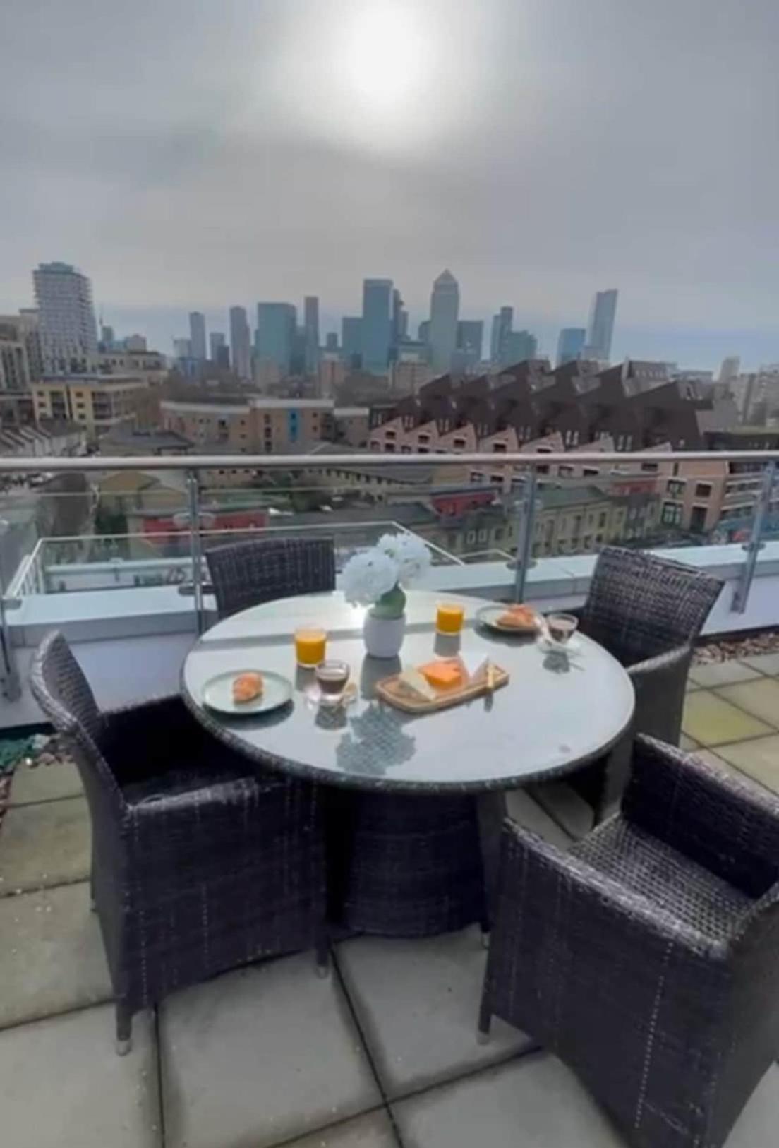 Apartment Penthouse - Canary Wharf - 24 Hr Concierge, Gym, Hot Tub, Sauna, Balcony, Terrace