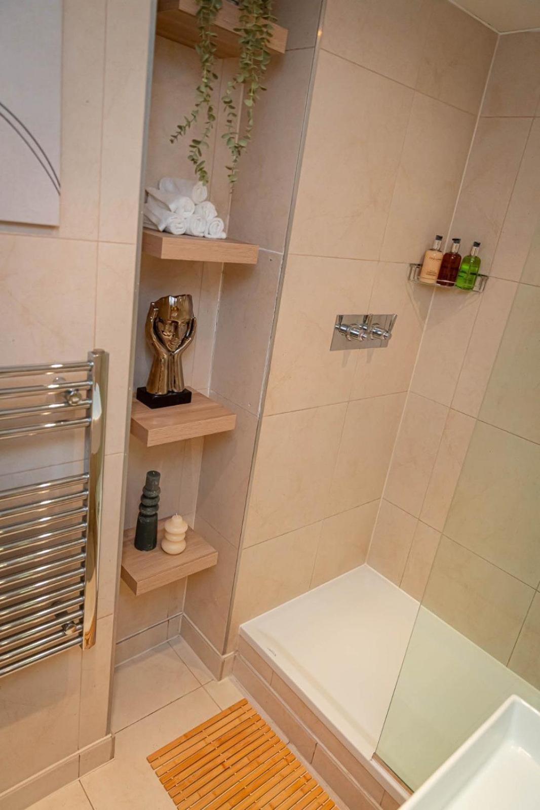 Penthouse - Canary Wharf - 24 Hr Concierge, Gym, Hot Tub, Sauna, Balcony, Terrace Apartment *