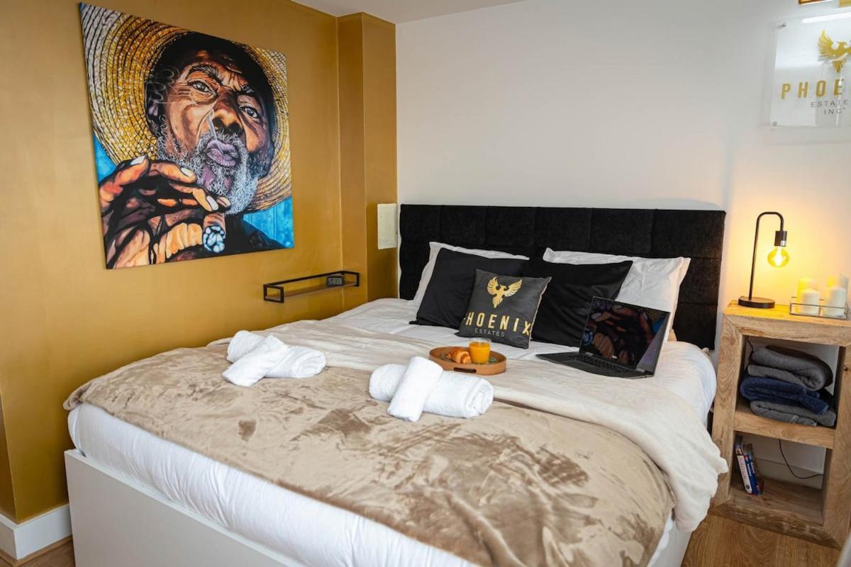 Penthouse - Canary Wharf - 24 Hr Concierge, Gym, Hot Tub, Sauna, Balcony, Terrace *