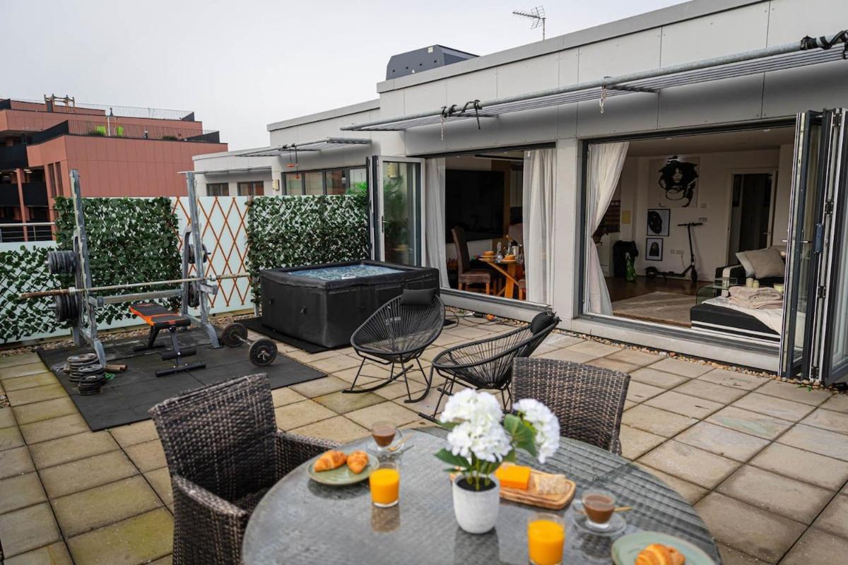 Penthouse - Canary Wharf - 24 Hr Concierge, Gym, Hot Tub, Sauna, Balcony, Terrace Apartment