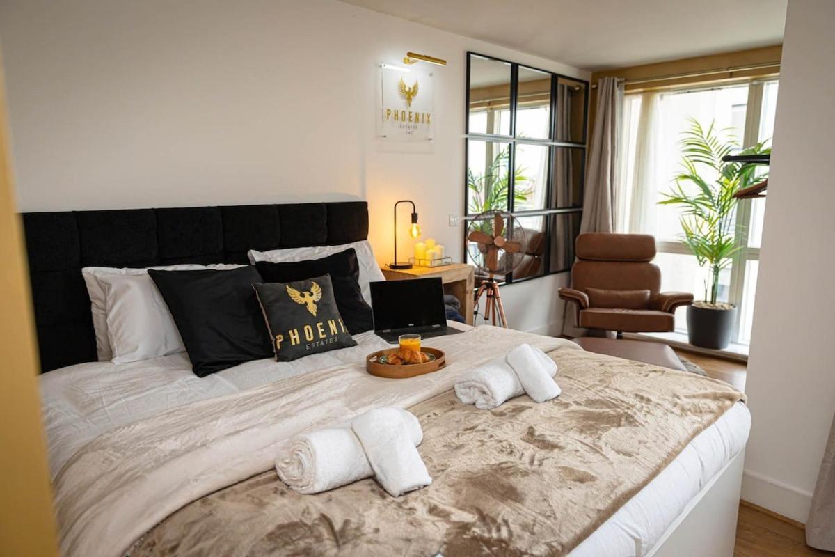 Penthouse - Canary Wharf - 24 Hr Concierge, Gym, Hot Tub, Sauna, Balcony, Terrace