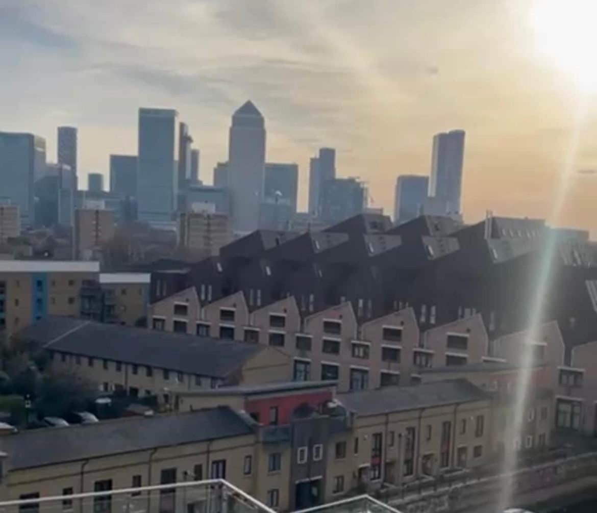 Penthouse - Canary Wharf - 24 Hr Concierge, Gym, Hot Tub, Sauna, Balcony, Terrace Apartment *