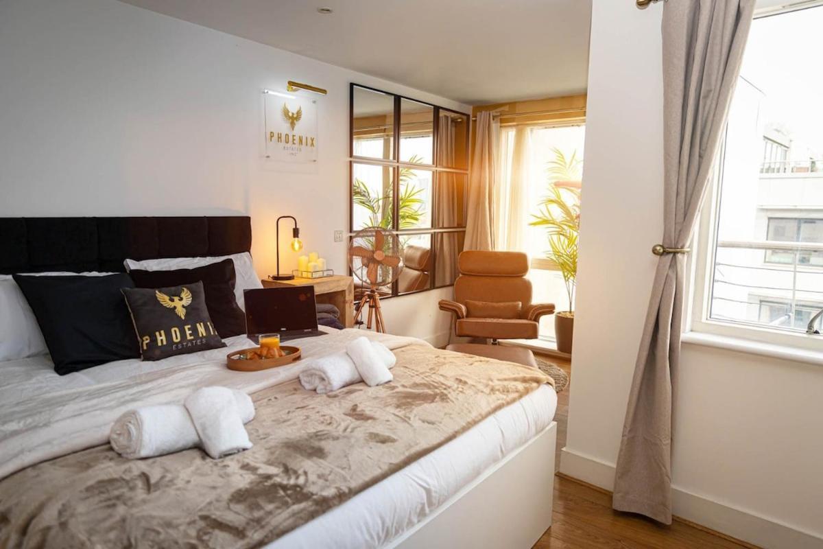 Penthouse - Canary Wharf - 24 Hr Concierge, Gym, Hot Tub, Sauna, Balcony, Terrace Apartment