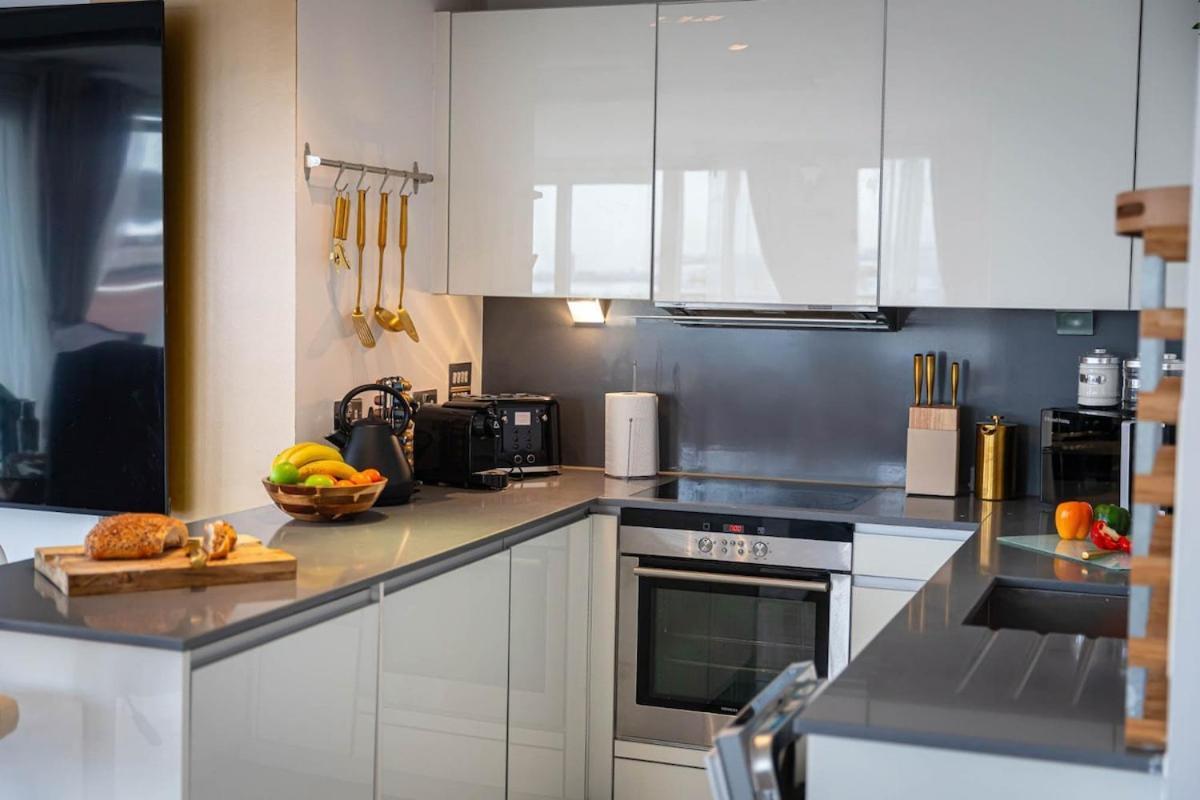 Penthouse - Canary Wharf - 24 Hr Concierge, Gym, Hot Tub, Sauna, Balcony, Terrace *