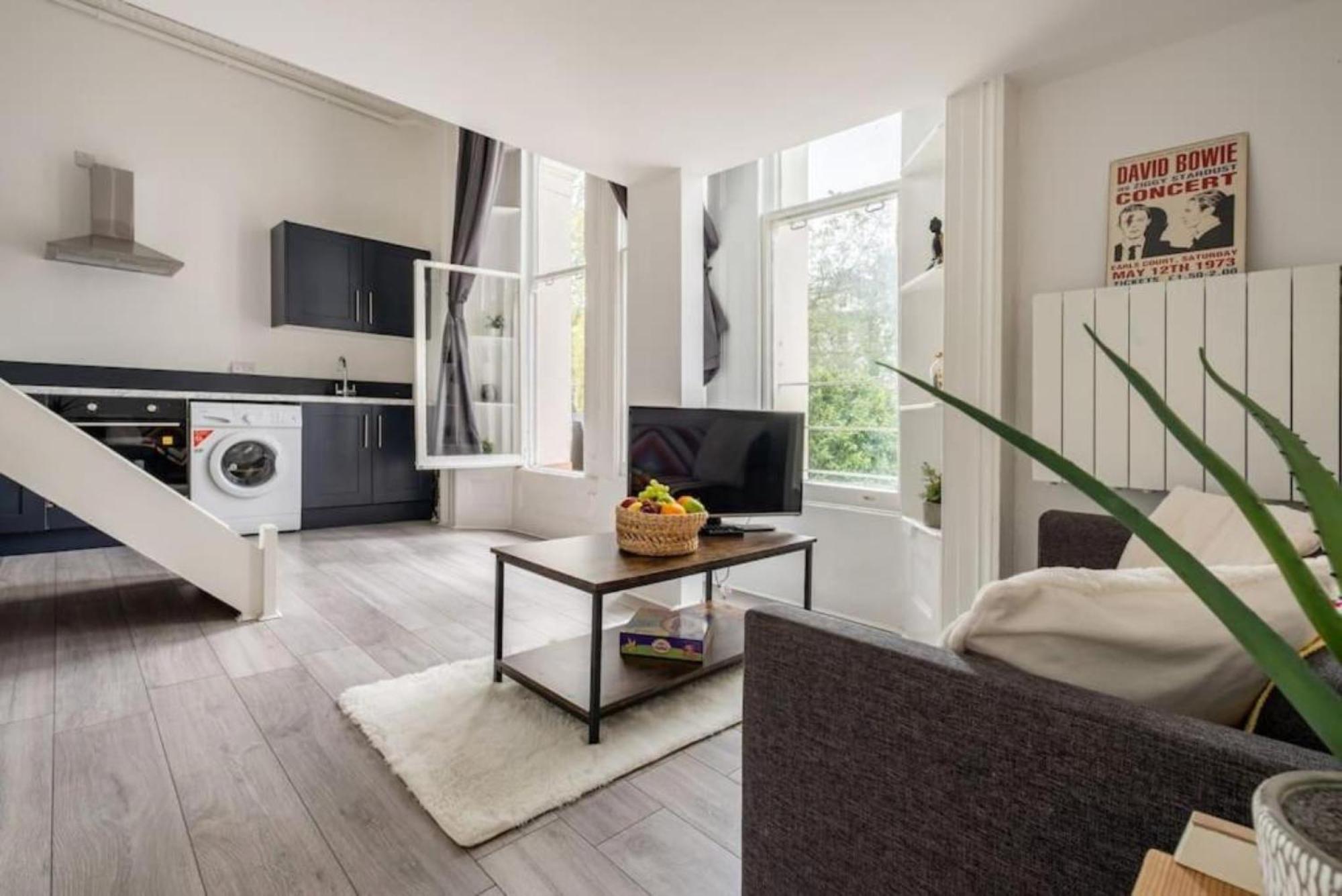 Hidden Terraced Flat In Apartment *
